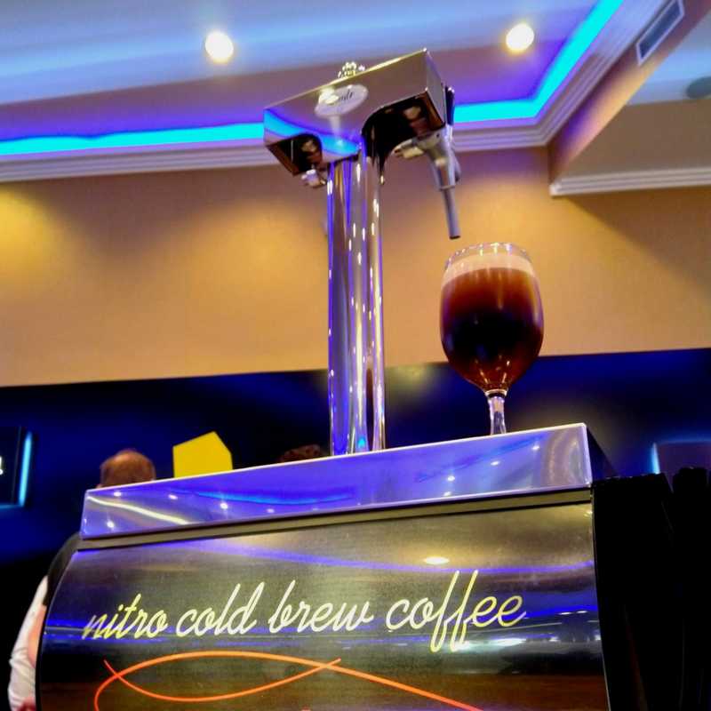 Schładzarka do napojów gazowanych, napis Nitro Cold Brew Coffee. Barista do wynajęcia z wyposażeniem.